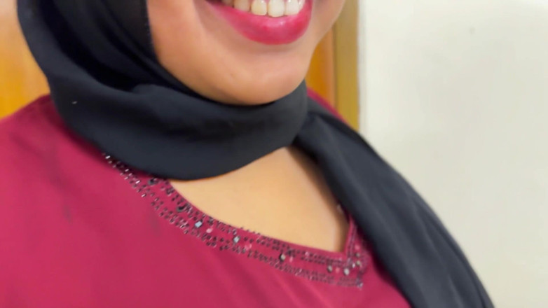 Aria Mia: Une belle femme de ménage arabe nettoie ma chambre et...
