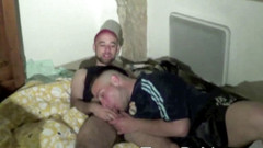 Sneaker gay: Sesión de zapatillas esclavas de 2 zapatillas para chicos malos