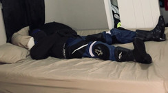 GearJock69: Motorista en una camisa de fuerza y atada