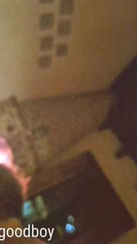 Gioca con il patrigno accanto al fuoco Lemme guarda il tuo cazzo duro ragazzo