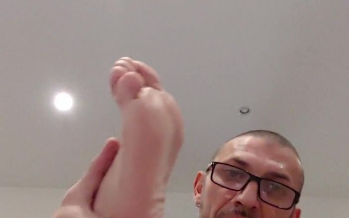 Boy jerking off: Você gosta dos meus pés?