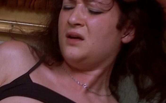 Deutsche Damen: O roșcată germană obraznică mănâncă spermă după o sesiune sexy...