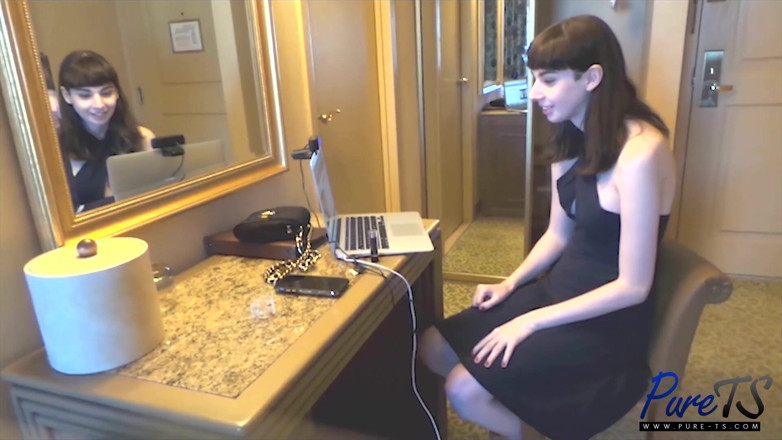 Pure TS and Becoming Femme: Sue Blesku chce kouřit ptáka před svým rande