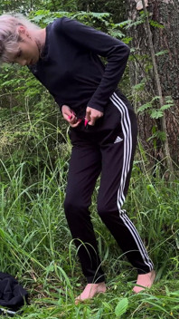 숲 속에서 갈아입고 물총하는 연약한 소녀를 들여다본다!