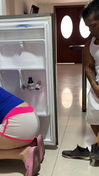 Văd sora mea vitregă bogată prinsă în frigider, mă face excitat să-i văd fundul uriaș, am sfârși prin ejaculare pe burta ei