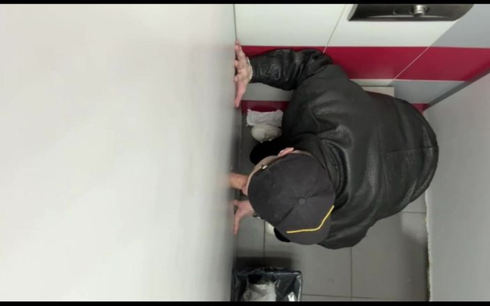 KinkySirius: Scally Chav Boy i läderjacka försöker Glory Hole i första...