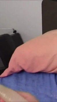 Mulher velha com tesão se masturba em casa com um vibrador