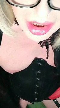 mulher trans em meias e saltos