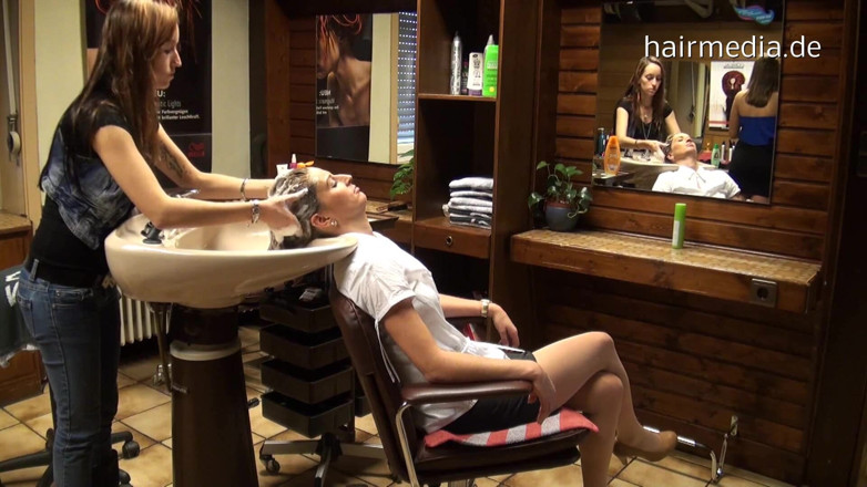 Hairsalon: milf(chodne laayak mammi) Nicole Salon baal dho rahi hai
