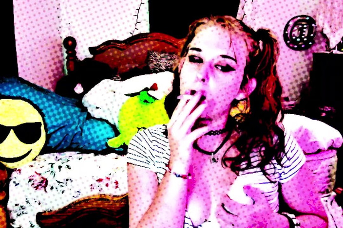 Alli Anderson: Tetek merokok komik