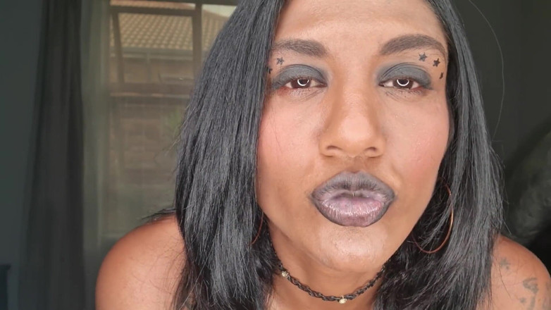 domslutfucker: Indiana puta falando putaria enquanto brinca, exibindo sua língua e...