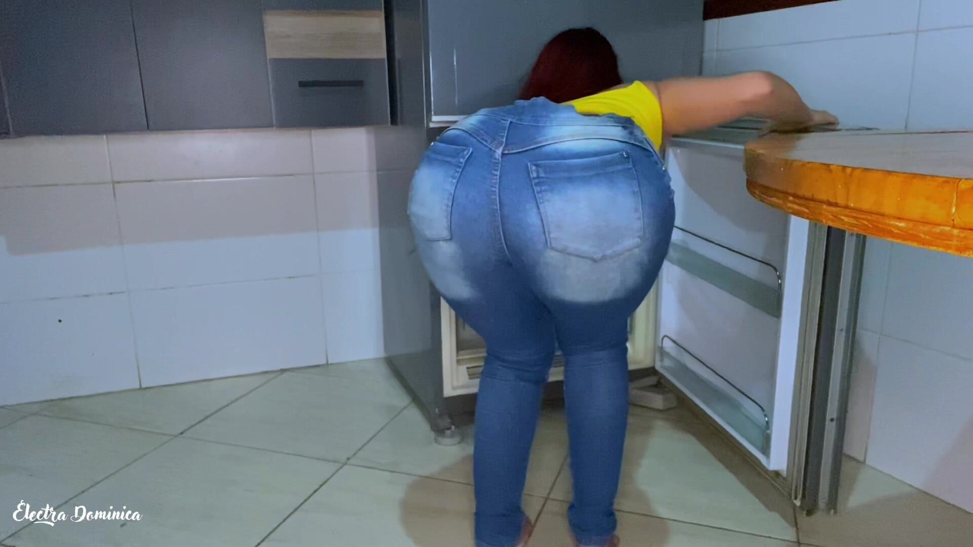 Hot Maid Has a Very Beautiful Ass in Her Jeans