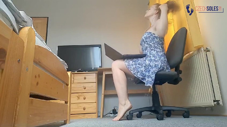 Czech Soles - foot fetish content: Видео ступней шаловливой студентки дома