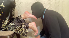 Niki studio: Poslušný otrok čichá a líže nohy své paní