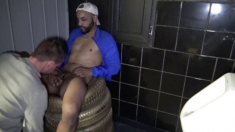 MALIK THE ARAB FUCKER XXL: 公衆トイレでTaharによって生ハメ犯される