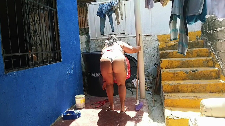 Adribella69: Am angajat-o pe această servitoare, a venit în lenjerie scurtă, ce...