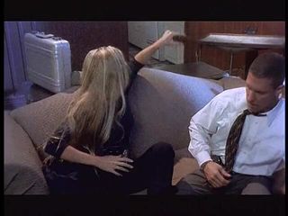 Hot and Wet: Un agent fédéral la baise sur un canapé avec une...