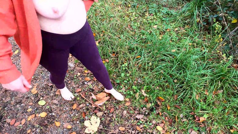 Bouncy Tits Action: tanpa alas kaki dan mendaki topless dengan tamparan
