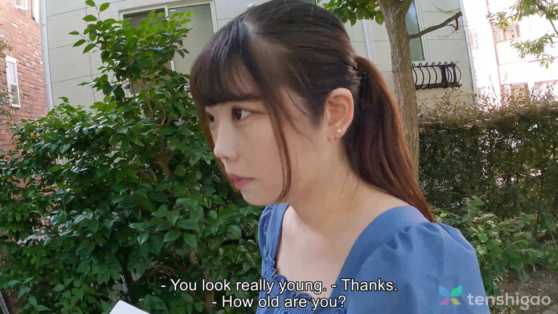 Tenshigao: 알몸으로 섹스하기 위해 우리에게 오는 일본 주부 Asami Wakana
