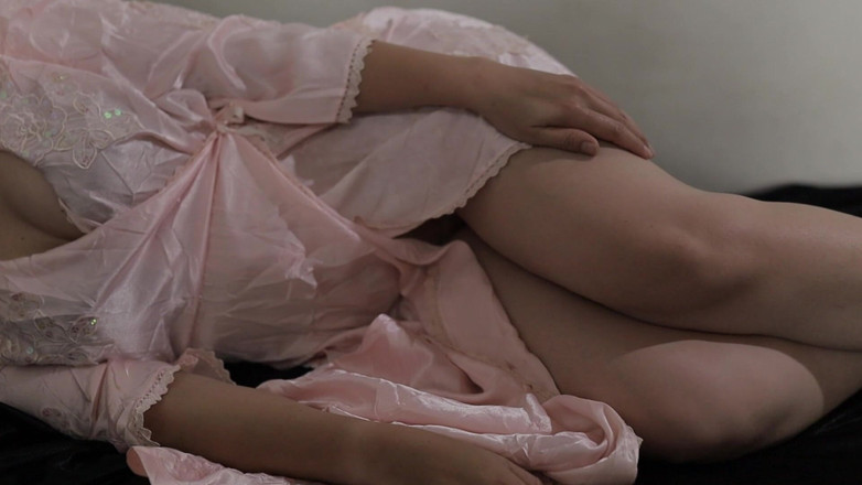 deafheaven666: Mooi meisje in sexy satijnen jurk pronkt met poesje