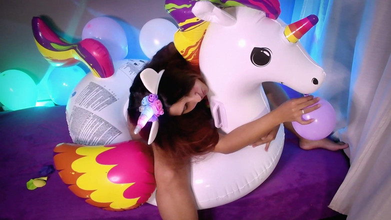melu_world: Balões pop cavalgando meu grande unicórnio inflável - Bunny Looner