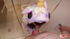 OlxRedFox: Sorellastra succhia il mio cazzo mentre io faccio la doccia...