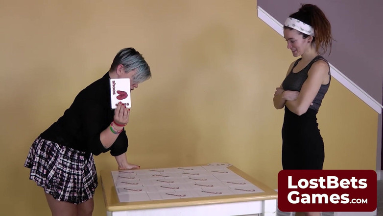 Lost Bets Games: Dua awek dengan memori seperti Goldfish bermain permainan nakal