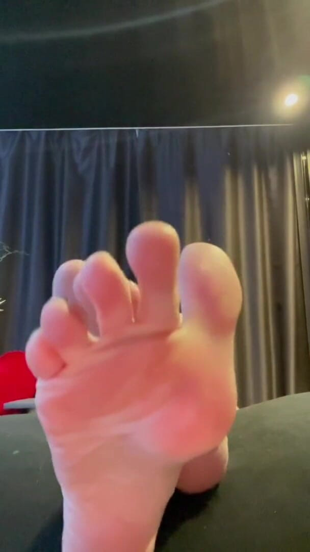 BadAssBitch: Budeš moje nožní děvka a čistíš mi chodidla svým jazykem!