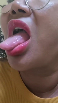 Orgasmos sin parar en la ducha de la oficina de mi jefe y él me mira chorrear en pantimedias