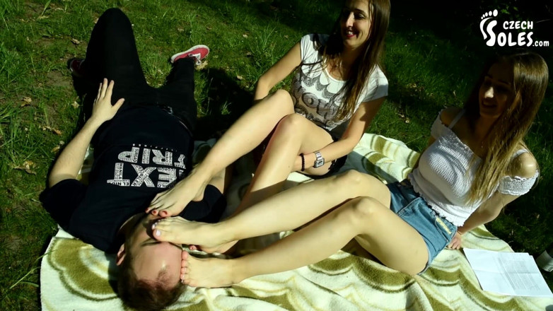 Czech Soles - foot fetish content: Две босые девушки в парке поклоняются ступням незнакомец