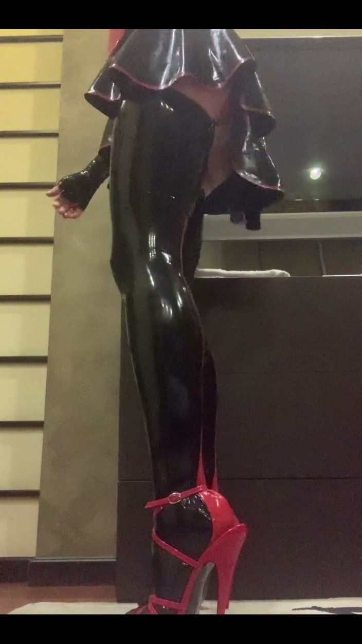 Dominatrix Miss Patricia Stark: コメントなし エレクトロパーティー...