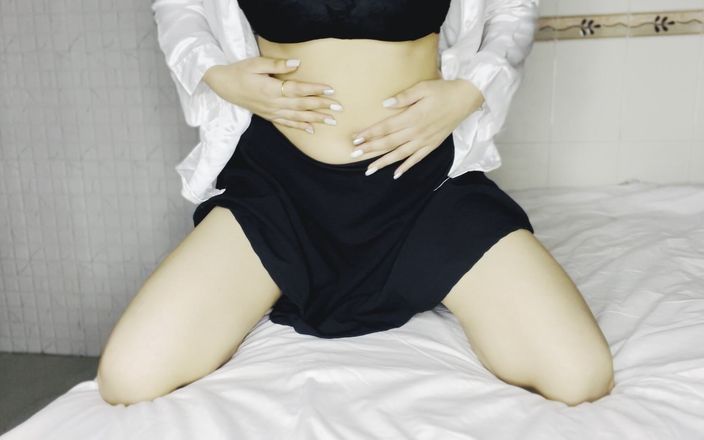 Grey_videos: Masturbasi toket dan pamer memeknya sambil ngusap memek