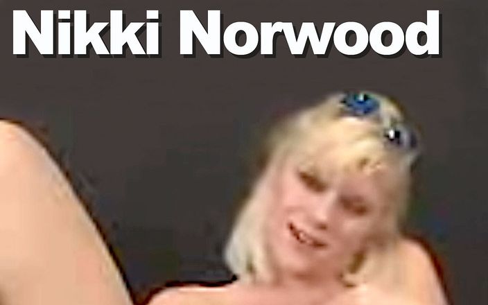 Edge Interactive Publishing: Nikki Norwood stript roze dildo