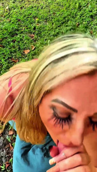 Milf Sex oralny w lesie