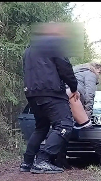 Mamă sexy futută rapid în afara lângă autostrada publică ejaculează înăuntru și o pișă