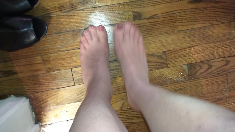 Pantyhose Jasmine: Travestie des pieds en collants, une pédicure sexy me baise...