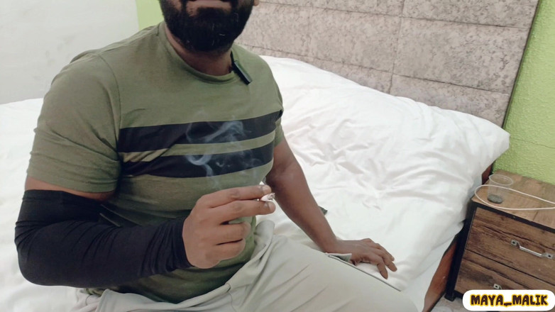 Maya-malik: Riya的微胖朋友maya第一次回家，让她成为女朋友，享受了整整一夜，我们玩得很开心