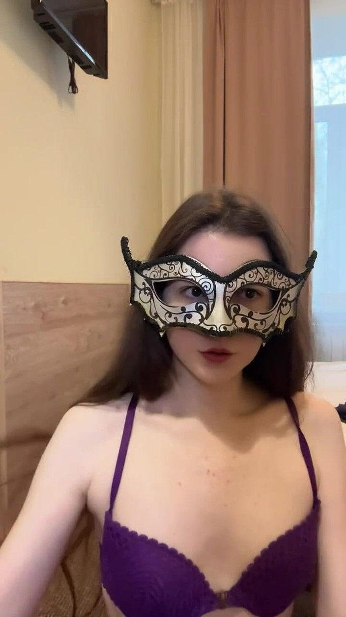 JuliaVeil: Rysk pratsam sötnos i strumpor och klackar dansar striptease