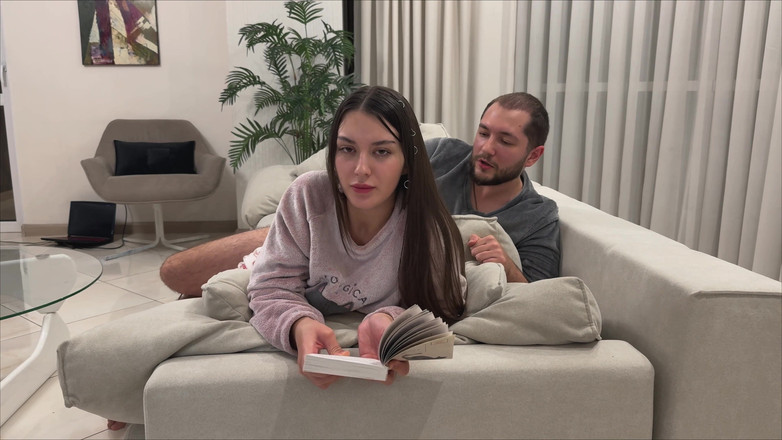 Sugary Kitty: Я вставляю хуй в мою занятую сводную сестрену сзади, но я не вытащил мой хуй во время и сперма в киске