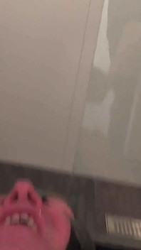 복면을 쓴 얼굴과 입으로 황금 샤워