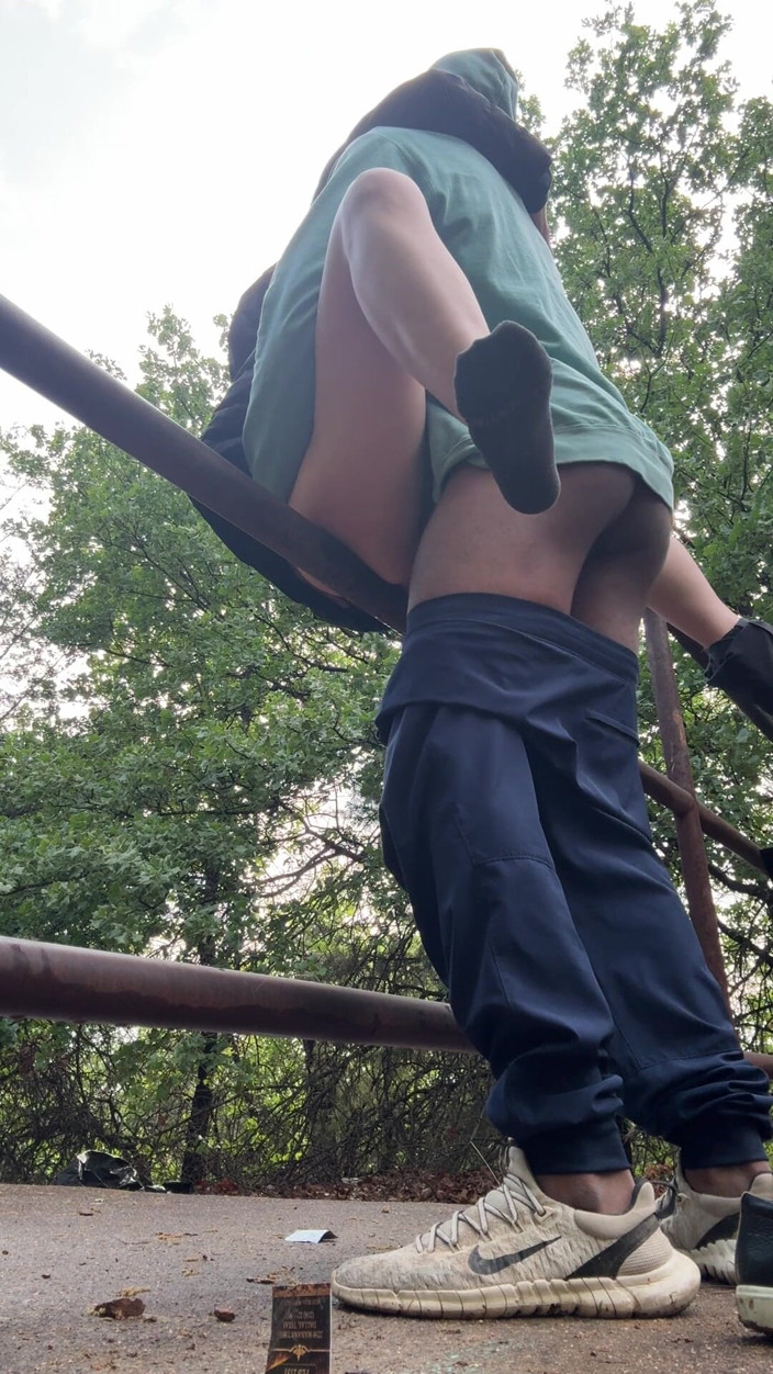 Jackrackemxxx: Миниатюрная милфа получает большой черный член в лесу!
