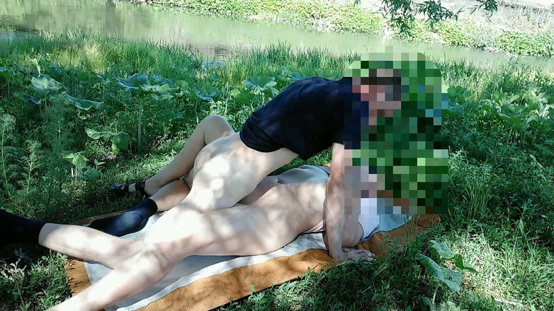 Qwersad33: Jalang seksi dikuasai dengan sperma di tebing sungai