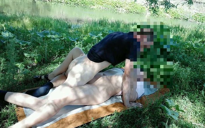 Sex Sex and More Sex: Sexig slyna doused med spermier på flodbanken
