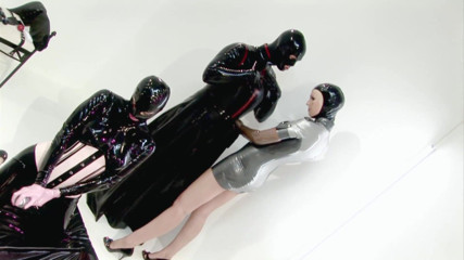 Bizare & Extreme: Femdom en latex assis sur le visage d'un esclave