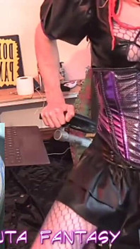 Gothic Princess in korset neemt een korte rit op de seksstoel voor anale training