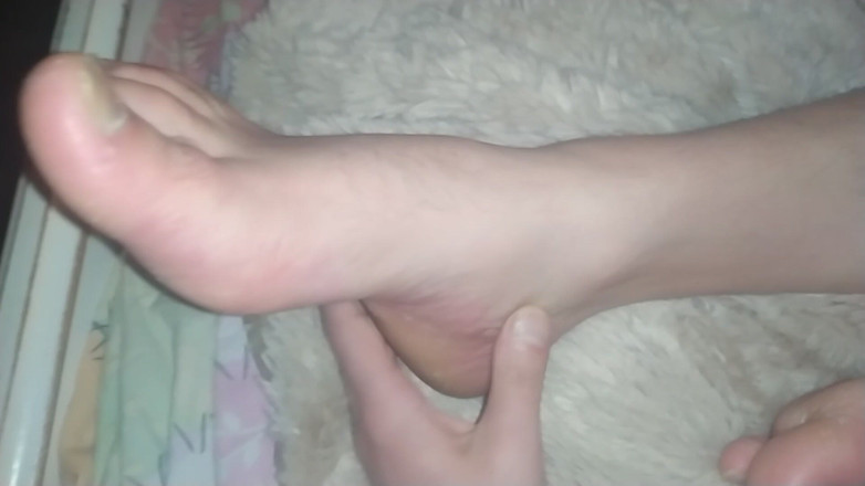 MartyBrady: Twink bear erkek arkadaşının bacakları ve ayaklarıyla oynuyor