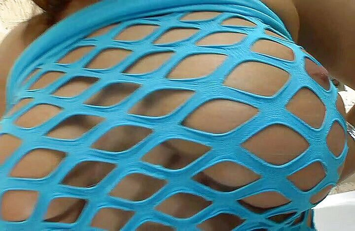 Hot Girlz: 天然巨乳的微胖黑发女郎在淋浴时做爱