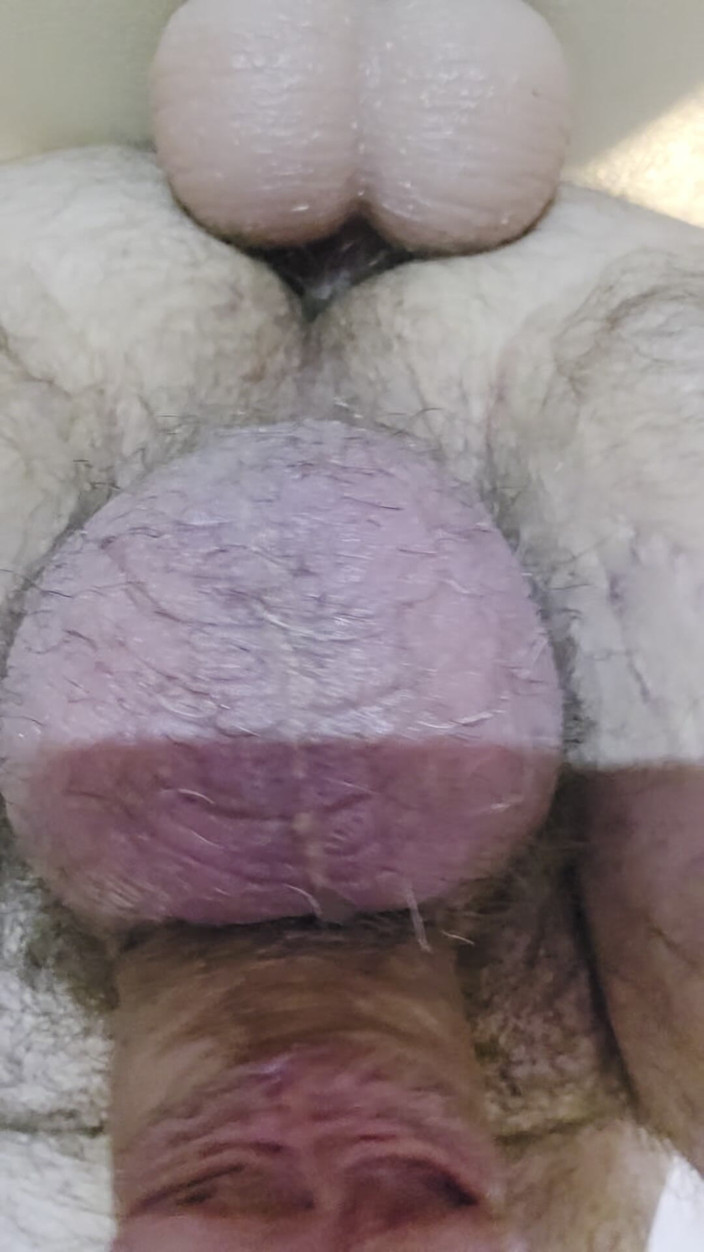 Beary Jax: Wer steckt diesen Dildo auf die wand?