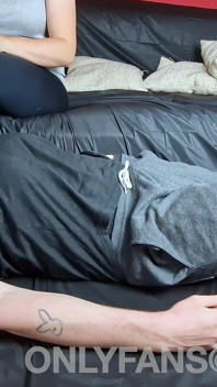 Botas amadoras e adoração do pé com massagem no pau