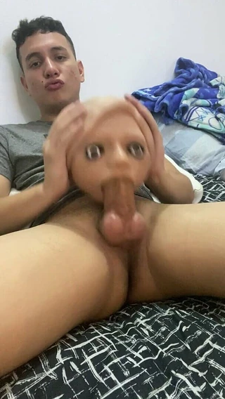 Sus ojos aparecieron cuando ella chupa